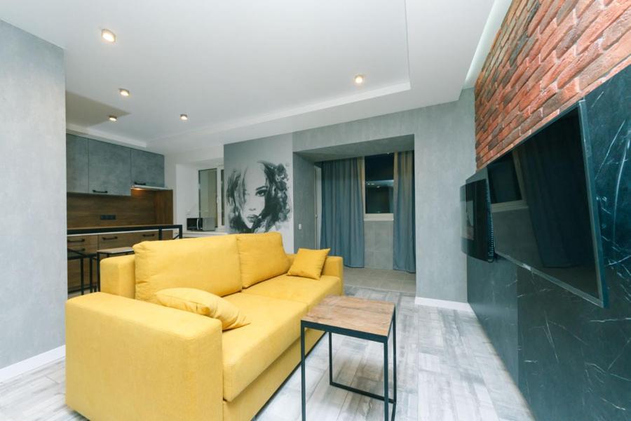 Hotrent City Deluxe Kyiv Exterior photo